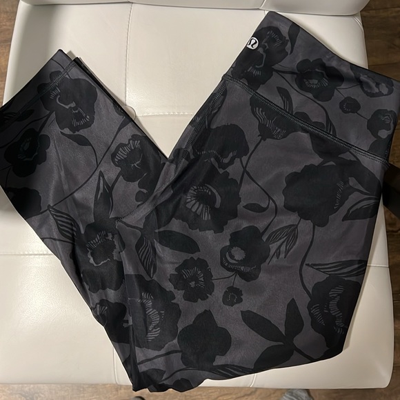 Lululemon Wunder Under size 8 23” crop legging. - Picture 3 of 5